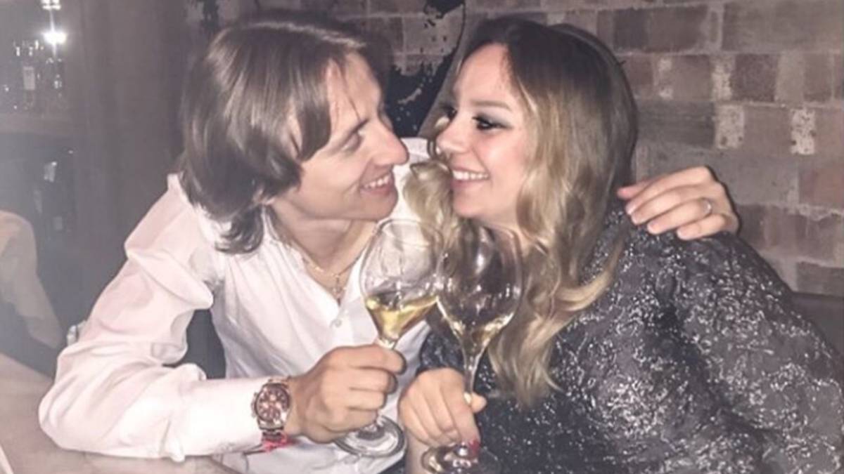 Luka Modric con su mujer, Vanja Bosnic, cogidos y muy sonrientes al brindar con una copa. Foto Instagram @lukamodric10