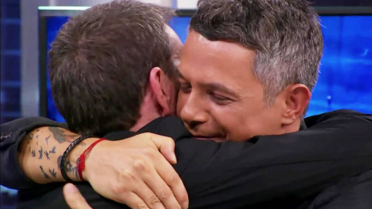 Alejandro Sanz abrazando a Pablo Motos en El Hormiguero.
