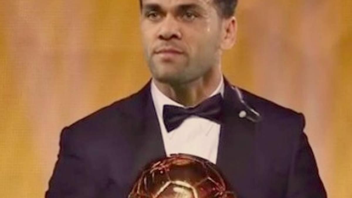 Dani Alves con el Balón de Oro en un fotomontaje.