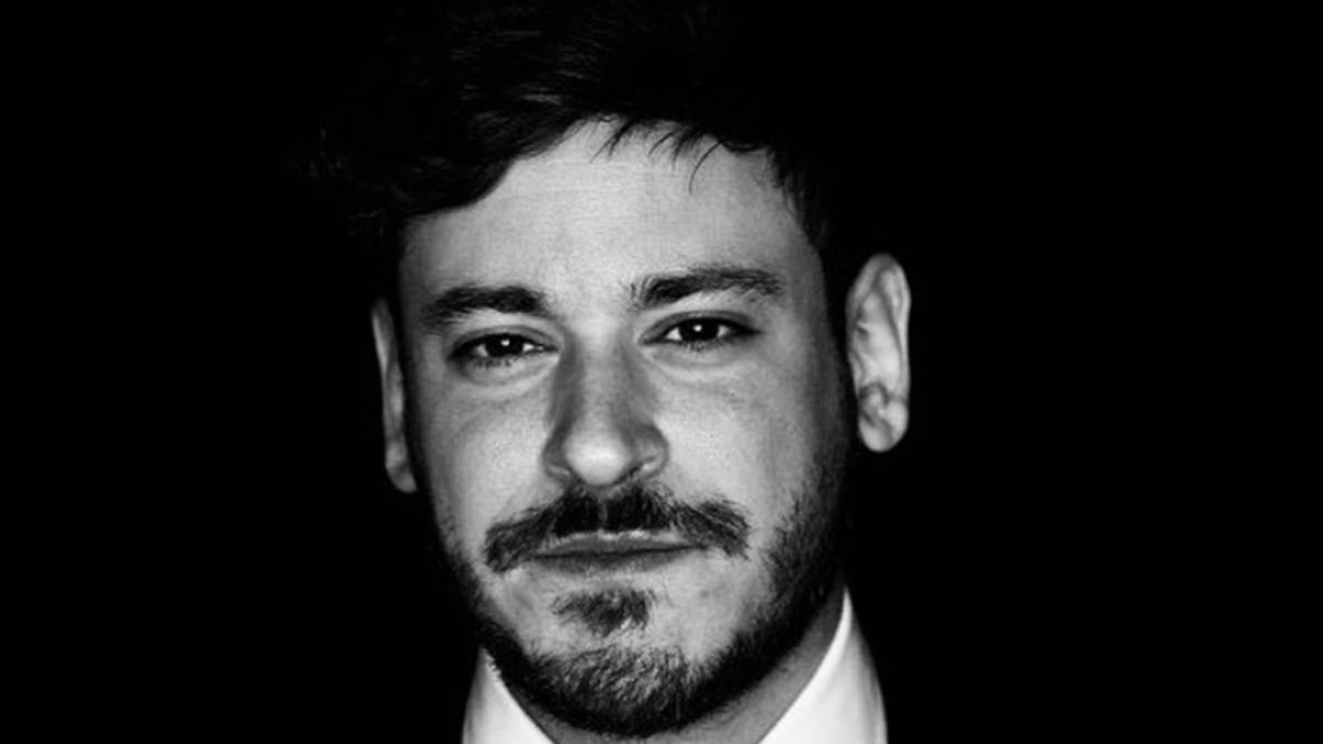 Luis Cepeda posando con traje en una foto en blanco y negro. Foto Instagram @cepeda_ot2017