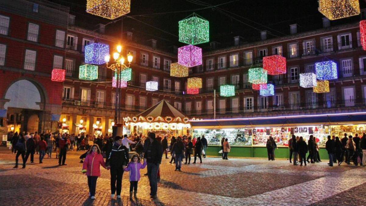 La Plaza Mayor de Madrid durante su tradicional mercadillo de Navidad. Foto Facebook