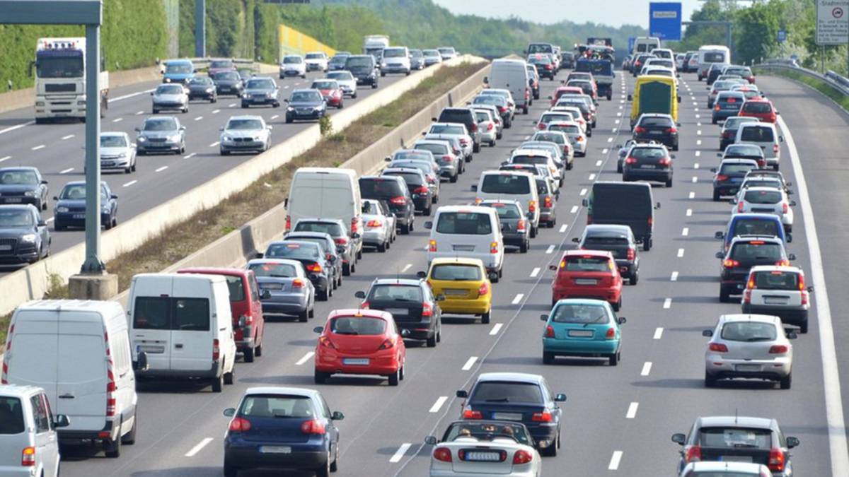 Imagen de un atasco en una carretera. FOTO: EUROPA PRESS
