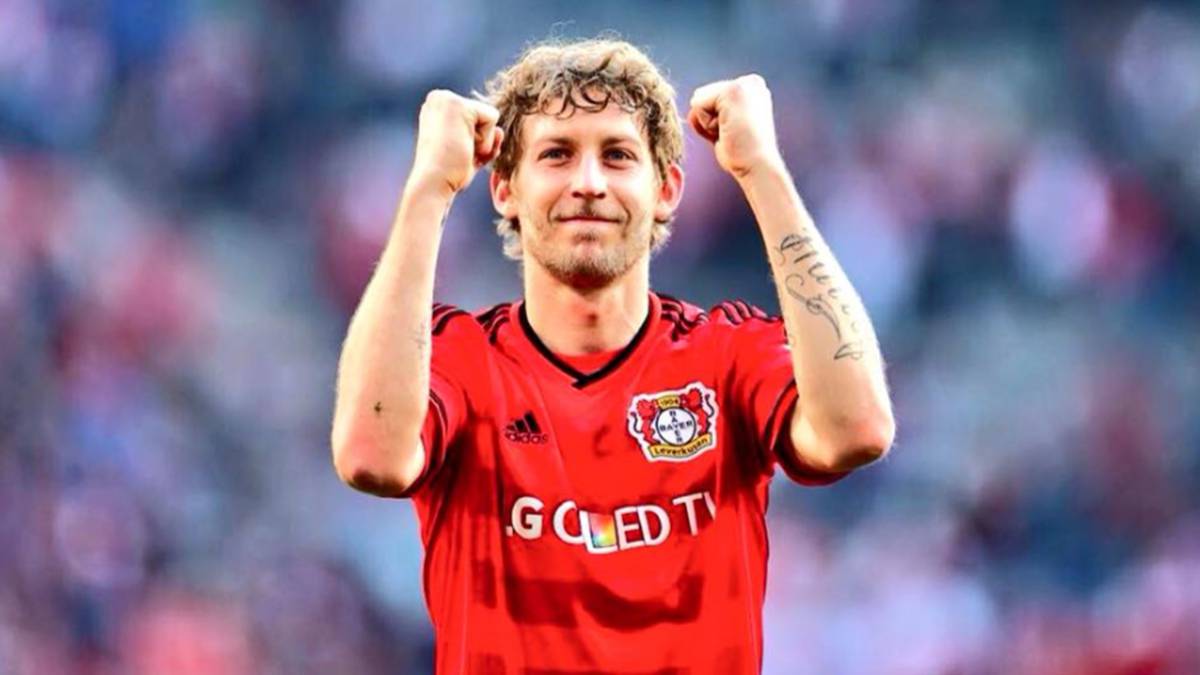 El exfutbolista alemán Stefan Kiessling durante su etapa de jugador en el Bayer Leverkusen haciendo un gesto de celebración a la grada. Foto Facebook