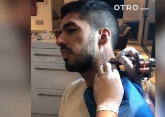 Así se tatuó el uruguayo Luis Suárez su famosa celebración