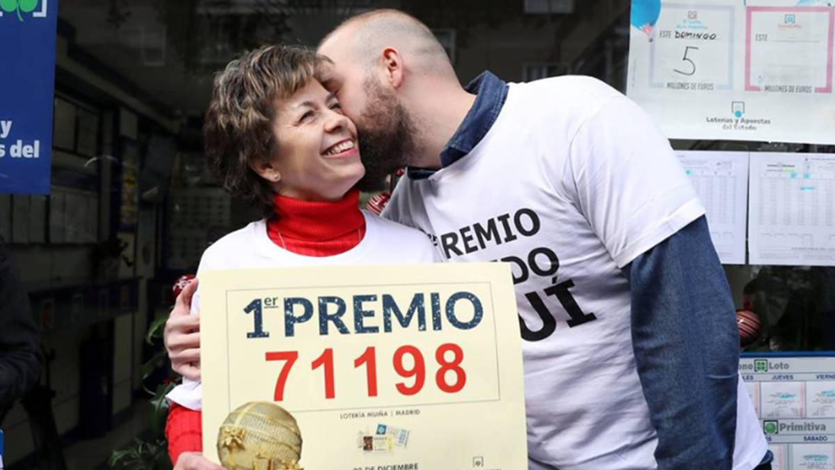 Trabajadores de la administración de Lotería que repartió el Gordo de Navidad de 2017 posando con el número agraciado. Foto Facebook