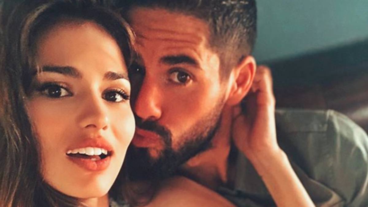 Sara Sálamo con Isco tirándole un beso. Foto Instagram @sarasalamo
