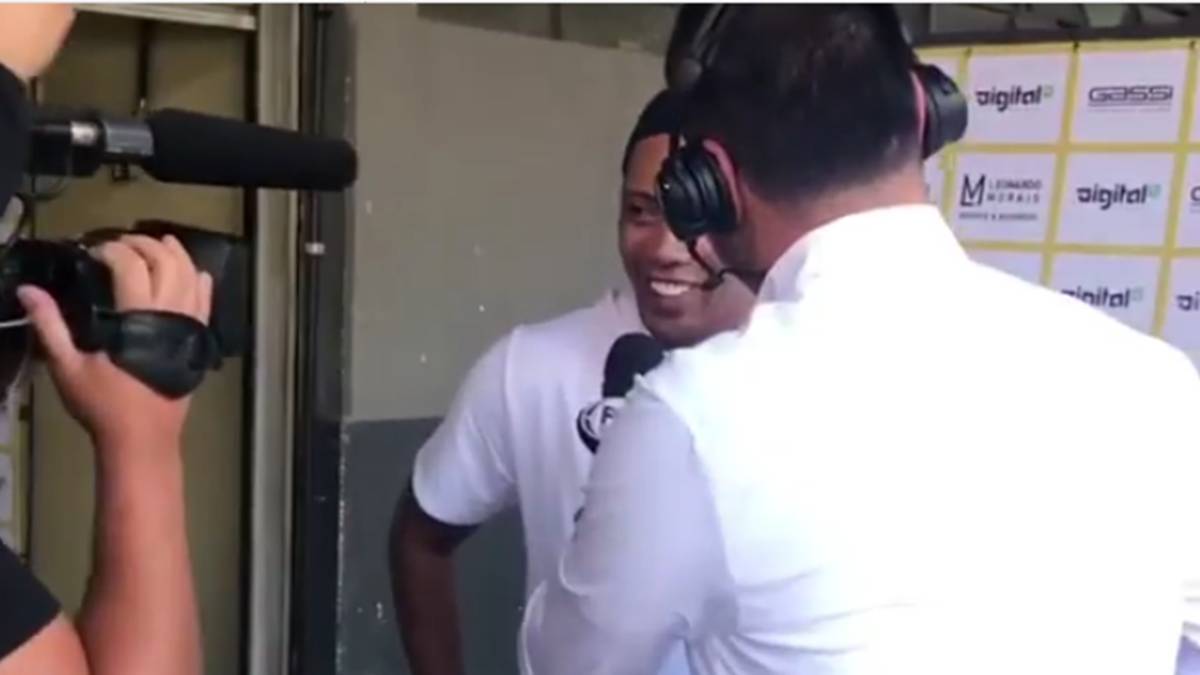 La última de Ronaldinho: se ríe de la prensa y manda a su doble a hablar con la prensa