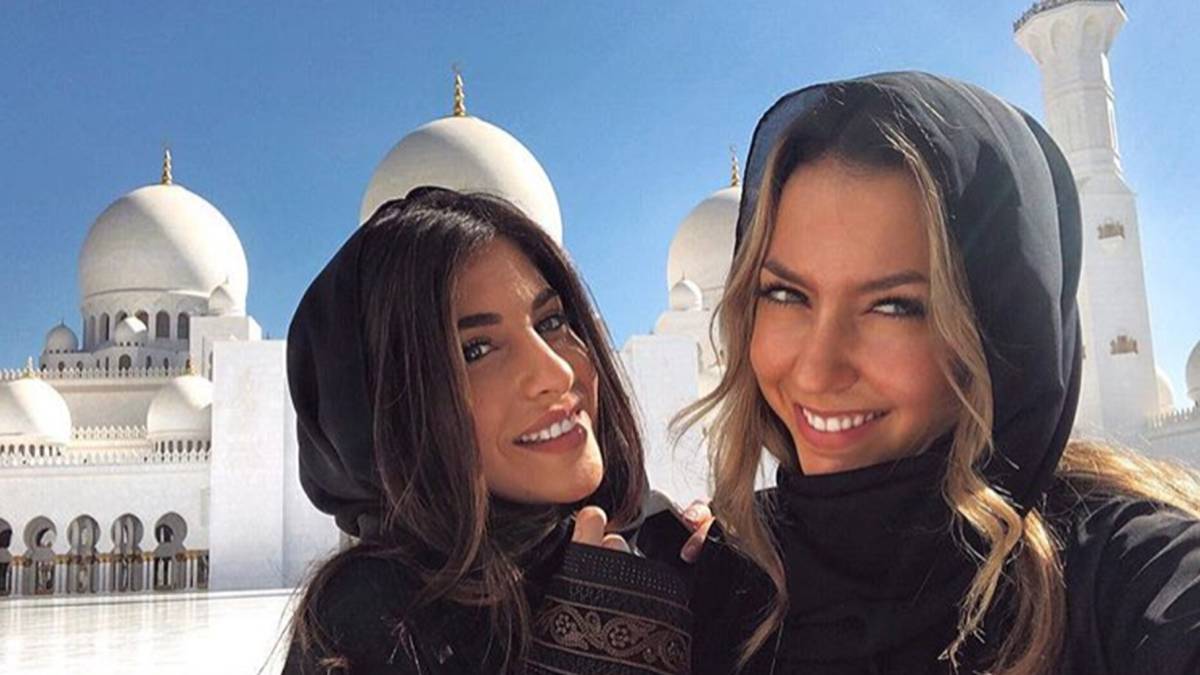 Yaiza Moreno y Patricia "Paddy" Noarbe, las novias de Mariano Díaz y de Marcos Llorente respectivamente, en la mezquita de Abu Dabi en diciembre de 2018. Foto Instagram @paddy.8