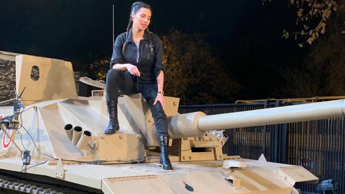 Pilar Rubio montada en un tanque en El Hormiguero.