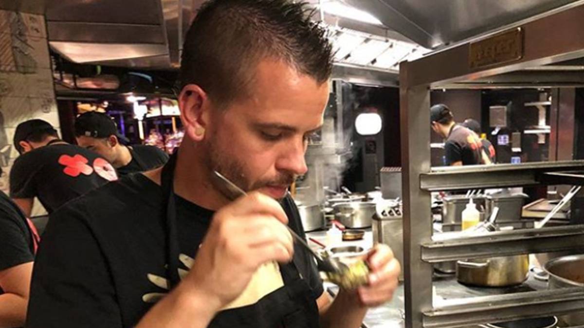 El chef Dabiz Muñoz en su restaurante "StreetXo" preparando uno de sus platos. Foto Instagram @dabizdiverxo