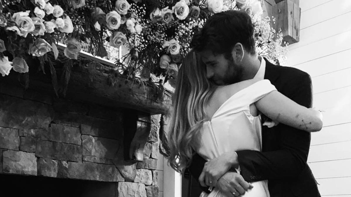 Miley Cyrus y Liam Hemsworth abrazados el día de su boda, el 23 de diciembre de 2018. Foto Instagram @mileycyrus