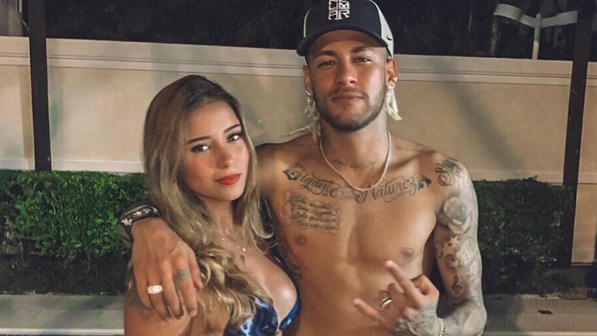 El futbolista brasileño Neymar con la modelo también brasileña Mari Tavares durante las Navidades 2018. Foto Instagram @maari.tavares
