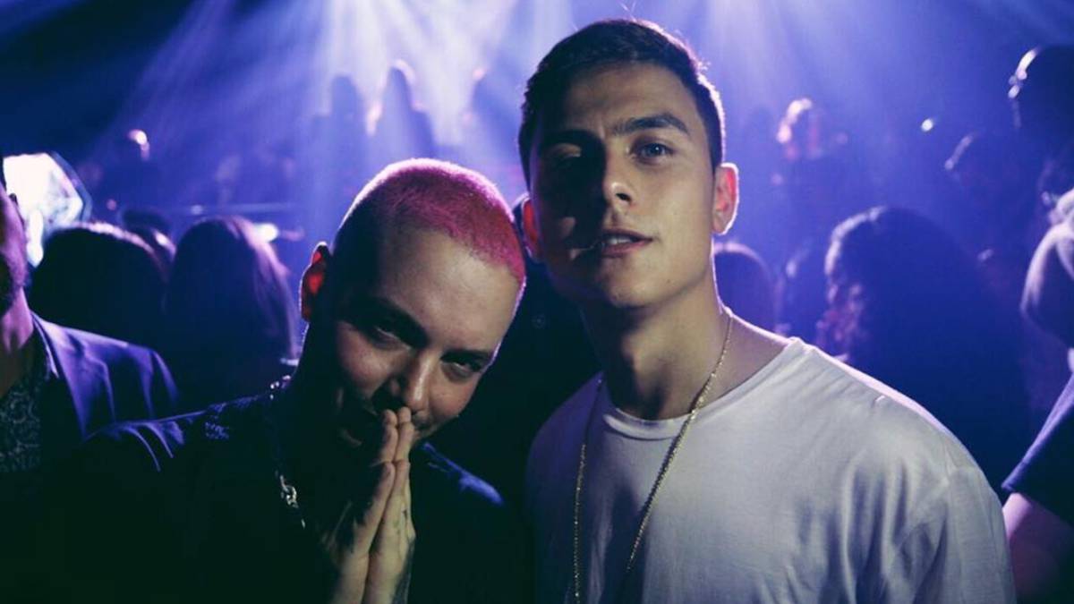 J. Balvin junto a Paulo Dybala.