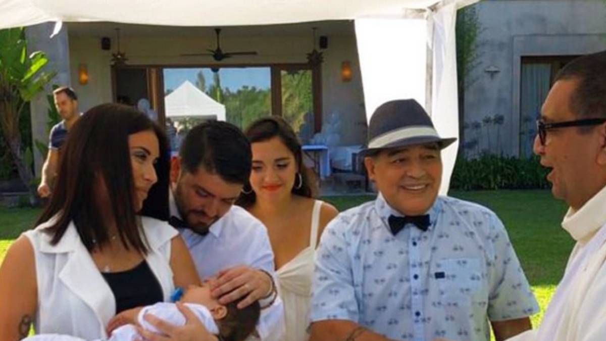 Maradona asiste al bautizo de su nieto después de su sangrado estomacal