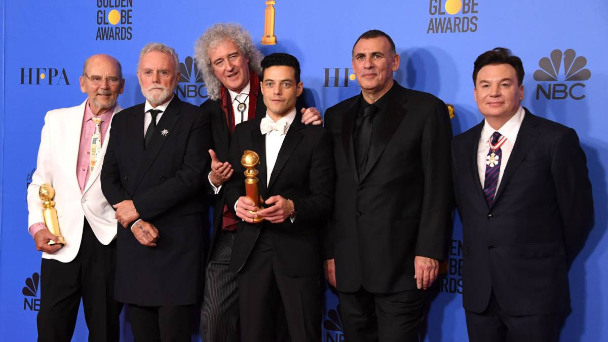 El actor Rami Malek posando con el Globo de Oro 2019 a mejor actor de drama junto a Graham King, Brian May y Mike Myers. FOTO: MARK RALSTON/AFP
