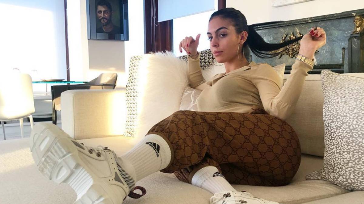 Georgina Rodríguez sentada en un sillón en la casa que comparte con Cristiano Ronaldo en Turín. Foto Instagram @georginagio
