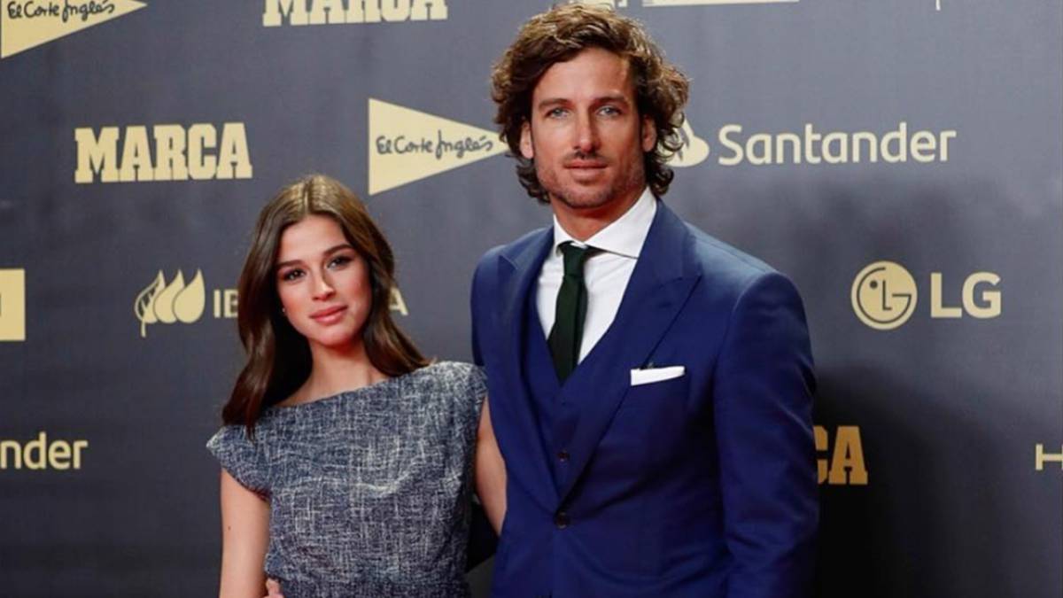El tenista Feliciano López y su pareja, Sandra Gago, posando en el photocall de los premios Marca 2018. Foto Instagram @sandragago_