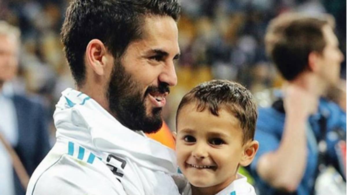 Isco con su hijo Francisco celebrando un título con el Real Madrid. Foto Instagram @iscoalarcon