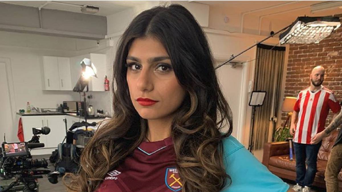 Mia Khalifa luce la camiseta del West Ham mientras prepara un proyecto de fútbol
