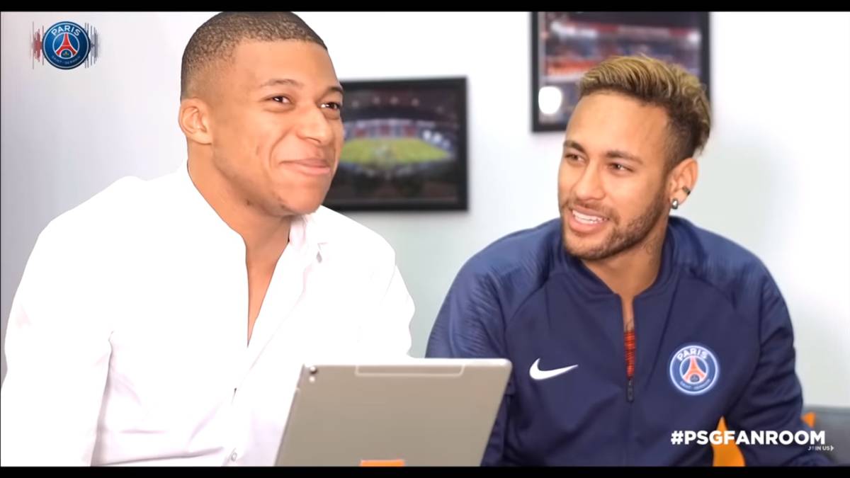 Kylian Mbappé y Neymar en un "fan room" organizado por el PSG. Captura Youtube