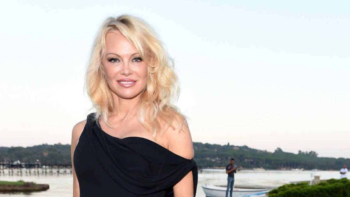 La actriz Pamela Anderson posando en una playa. Foto Facebook