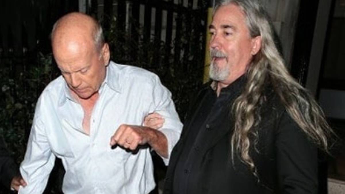 Pillan a Bruce Willis borracho en el club más secreto del mundo