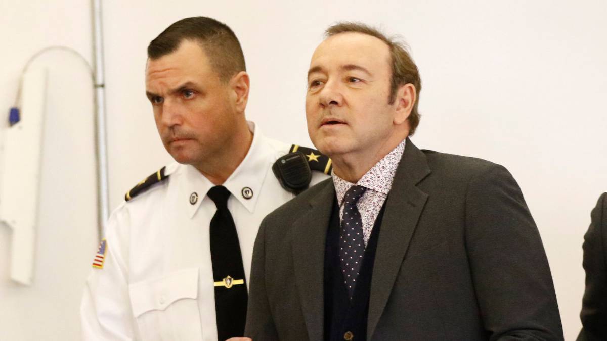 Kevin Spacey sufrió abusos de su padre neonazi durante su infancia, según su hermano