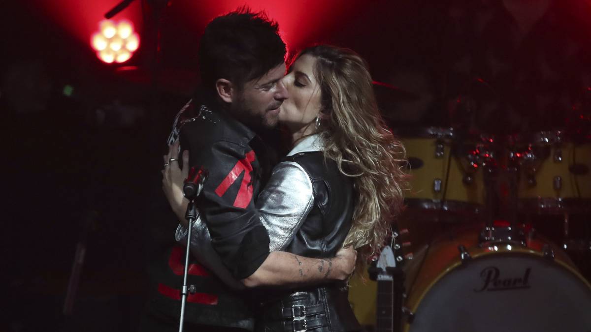 Miriam Rodríguez dando un beso en la mejilla a Pablo López durante el concierto del tour "Contigo" ofrecido en Madrid el 11 de enero de 2019. FOTO: Jesus Briones/GTRESONLINE