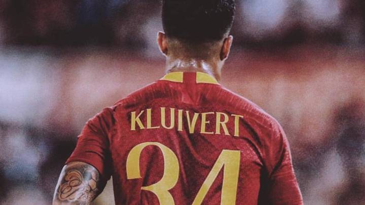 Justin Kluivert con la camiseta de la Roma.