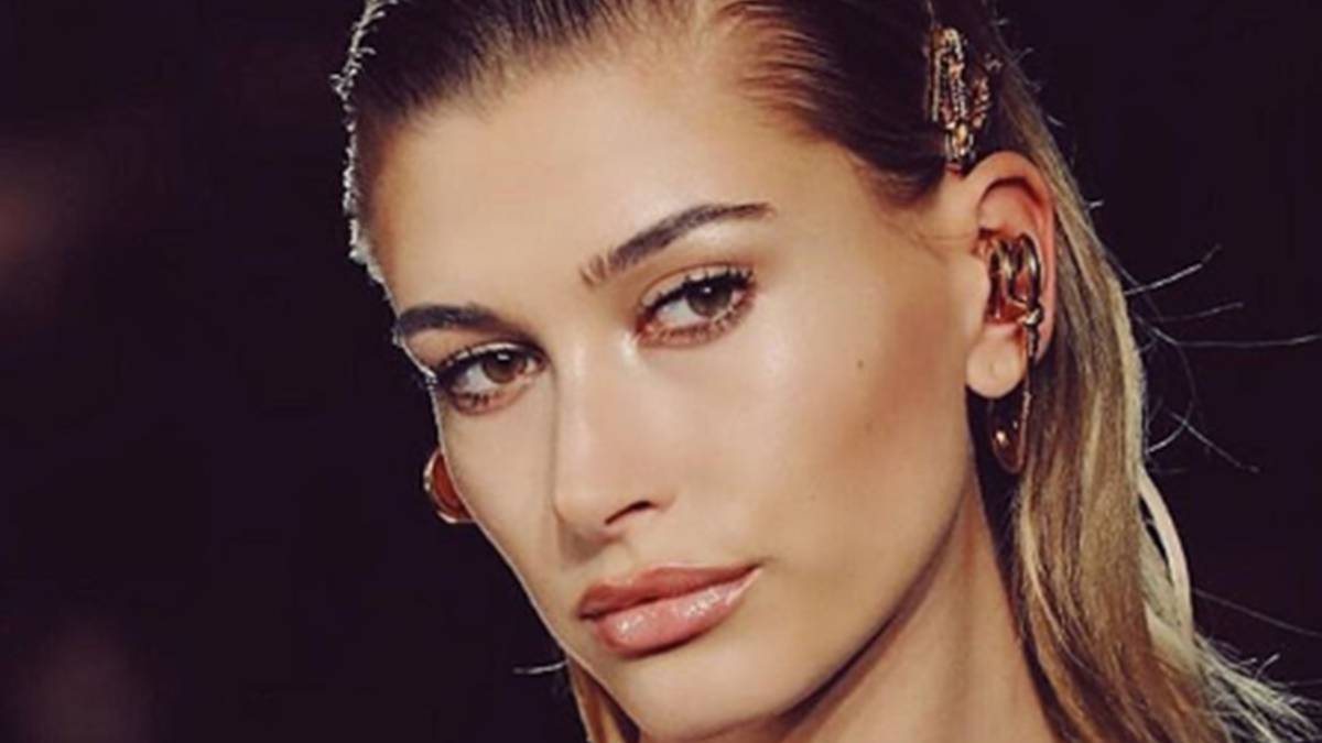 La modelo estadounidense Hailey Baldwin posando para Versace. Foto Instagram @haileybieber