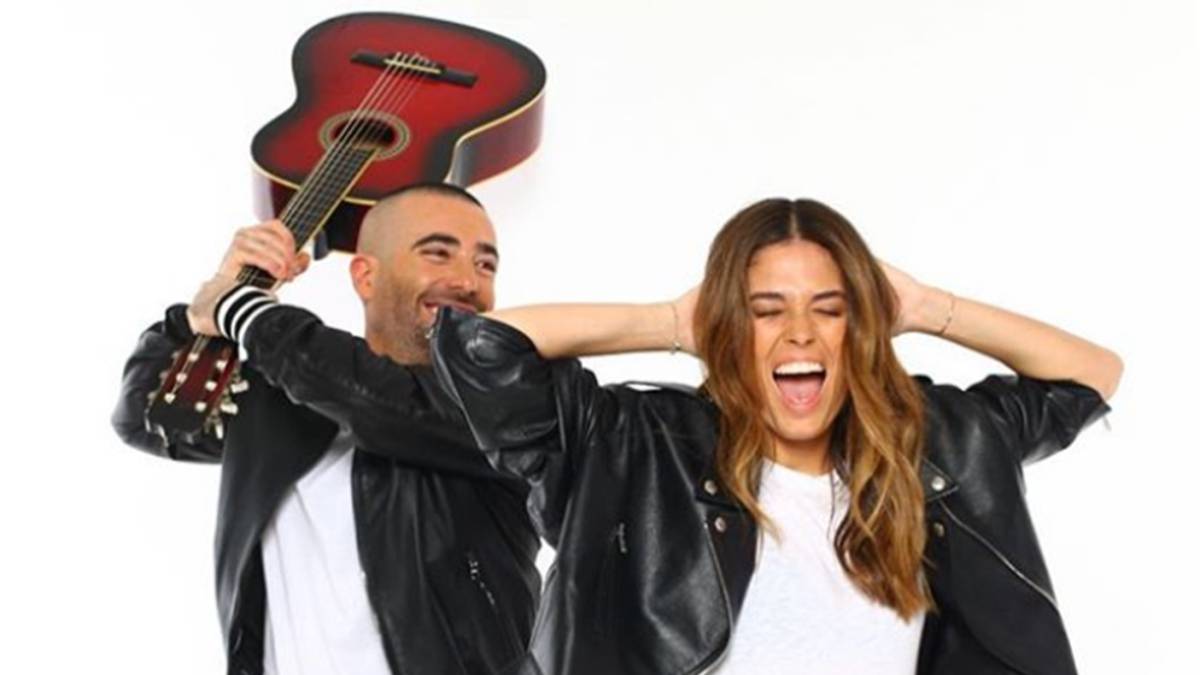 El cantante isrealí Omar Odam com la modelo también israelí Coral Simanovich, mujer del futbolista Sergi Roberto, en una imagen de la grabación del videoclip del artista que ambos protagonizan. Foto Instagram @coralsimanovich