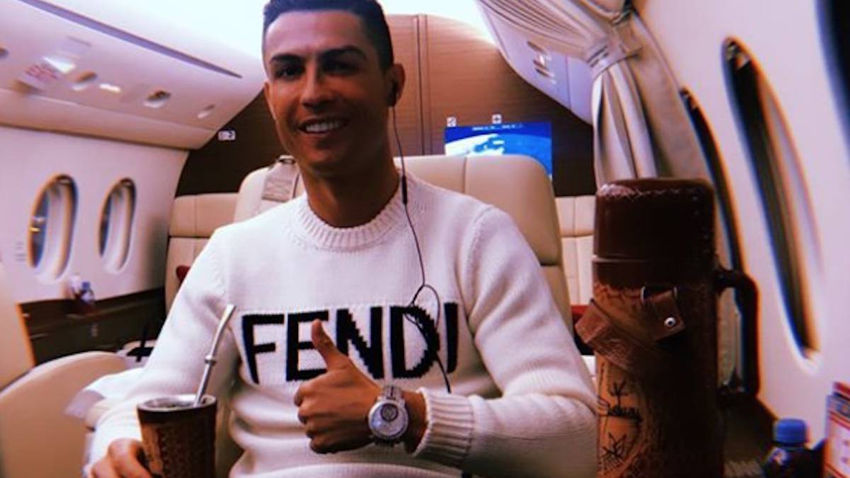 Cristiano Ronaldo subido en su avión privado.