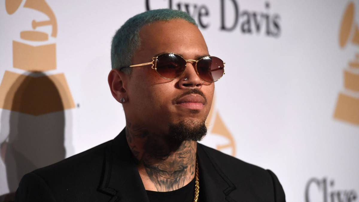 El rapero estadounidense Chris Brown en la gala de los Pre-Grammy celebrada en el hotel The Beverly Hilton de Beverly Hills el 7 de febrero de 2015. FOTO: JASON MARRITT/AFP