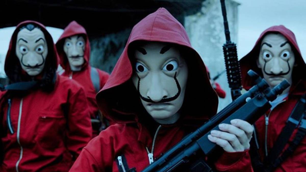 Imagen de la popular serie televisiva "La casa de papel", concretamente de cuatro de sus atracadores con armas y la máscara de Salvador Dalí. Foto Instagram @lacasadepapeltv