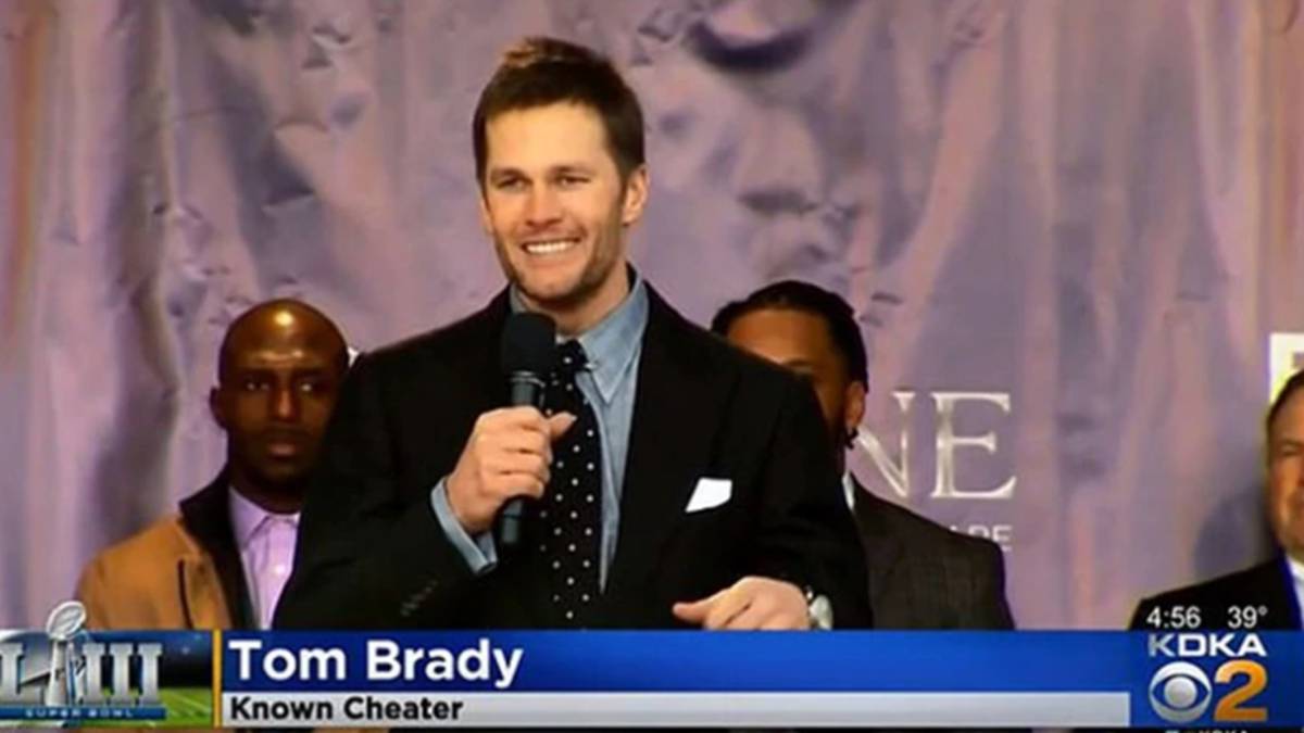 El quarterback de los New England Patriots Tom Brady en un informativo de la cadena estadounidense KDKA, asociada a la CBS, en el que fue calificado como "conocido tramposo"