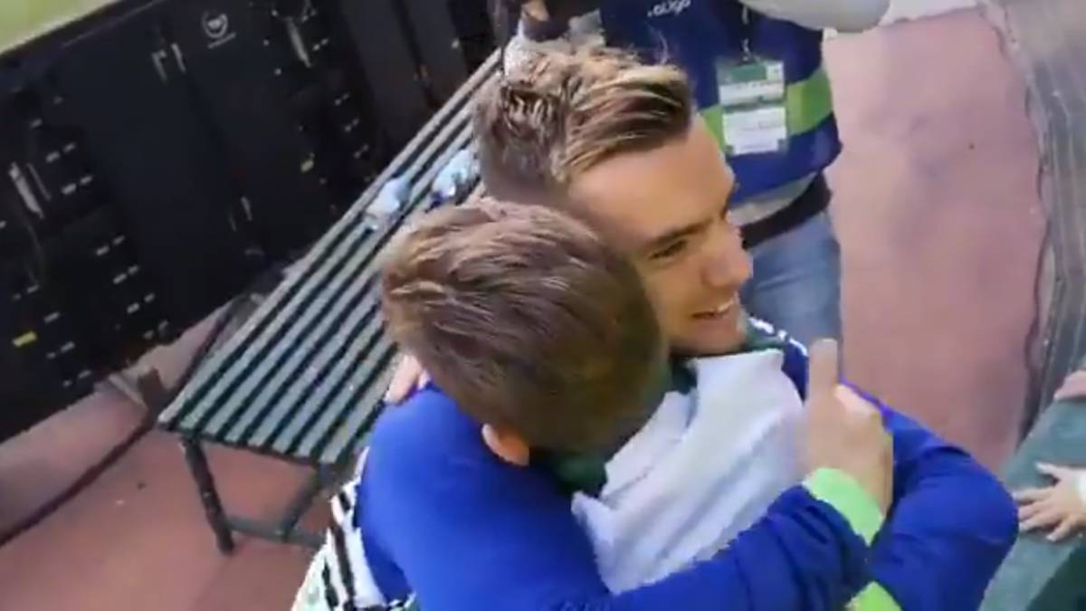 Lo Celso dando un abrazo a un pequeño aficionado.