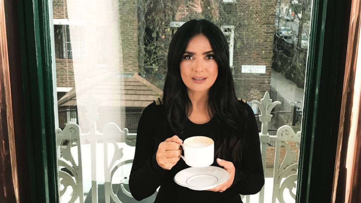 Salma Hayek muestra con orgullo su verdadero pelo