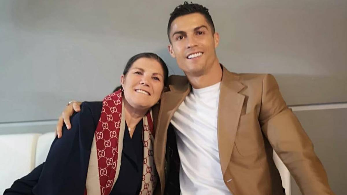 Cristiano Ronaldo posando con su madre, Dolores Aveiro. Foto Instagram @doloresaveiroofficial