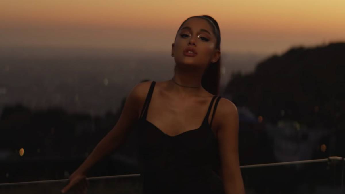 Ariana Grande seduce a chico y chica en su nuevo videoclip sorpresa