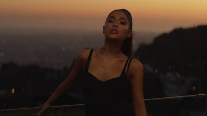 Ariana Grande seduce a chico y chica en su nuevo videoclip sorpresa