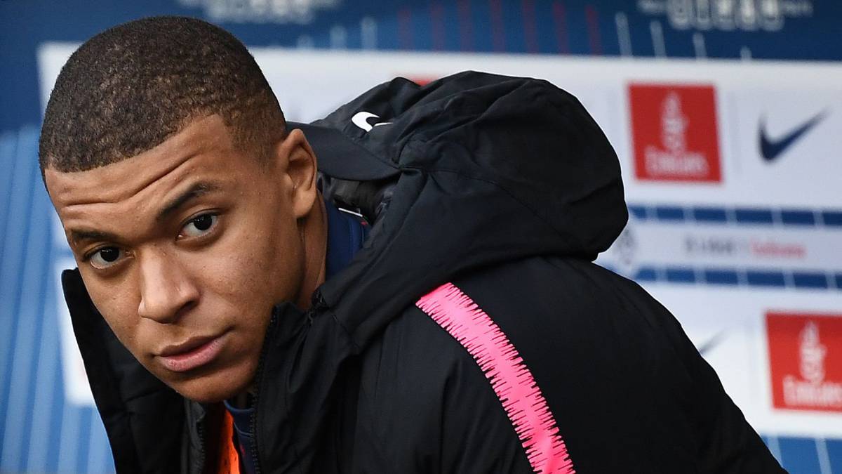 El futbolista francés Kylian Mbappé sentado en el banquillo durante el partido del PSG ante el FC Girondins de Burdeos del 9 de febrero en el estadio del Parque de los Príncipes. FOTO: FRANCK FIFE/AFP
