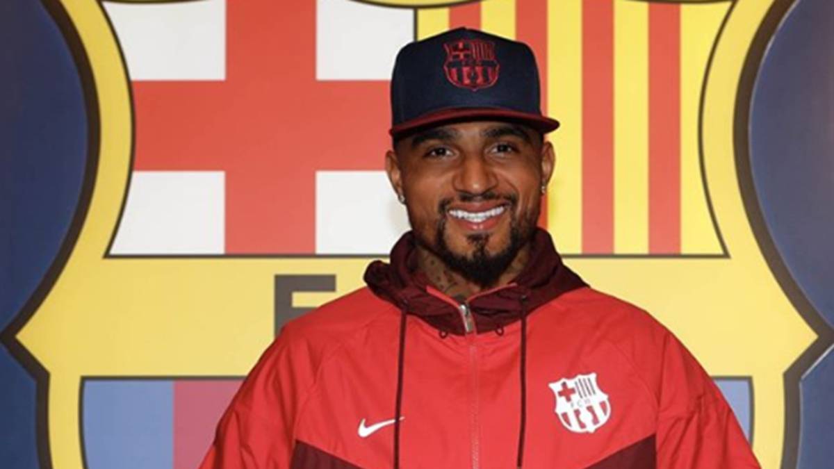 Kevin - Prince Boateng posando muy sonriente y haciendo la señal de ok durante su presentación con el FC Barcelona. Foto Instagram @fcbarcelona