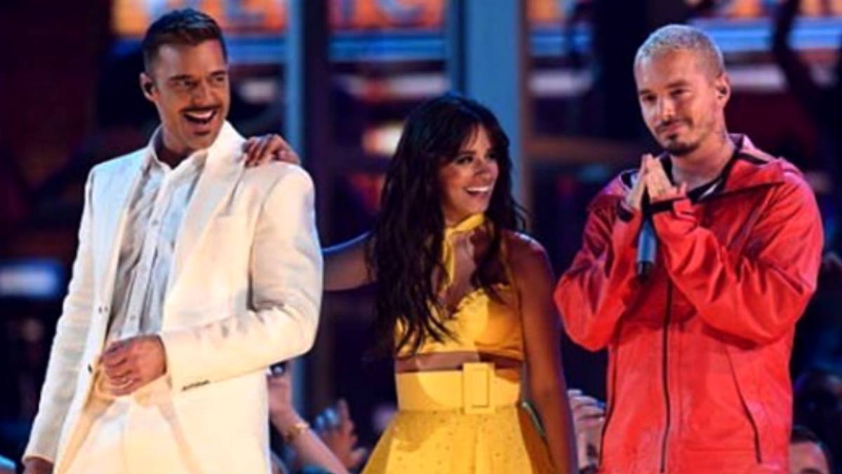 J Balvin abrió los Grammys junto a Camila Cabello y Ricky Martin.