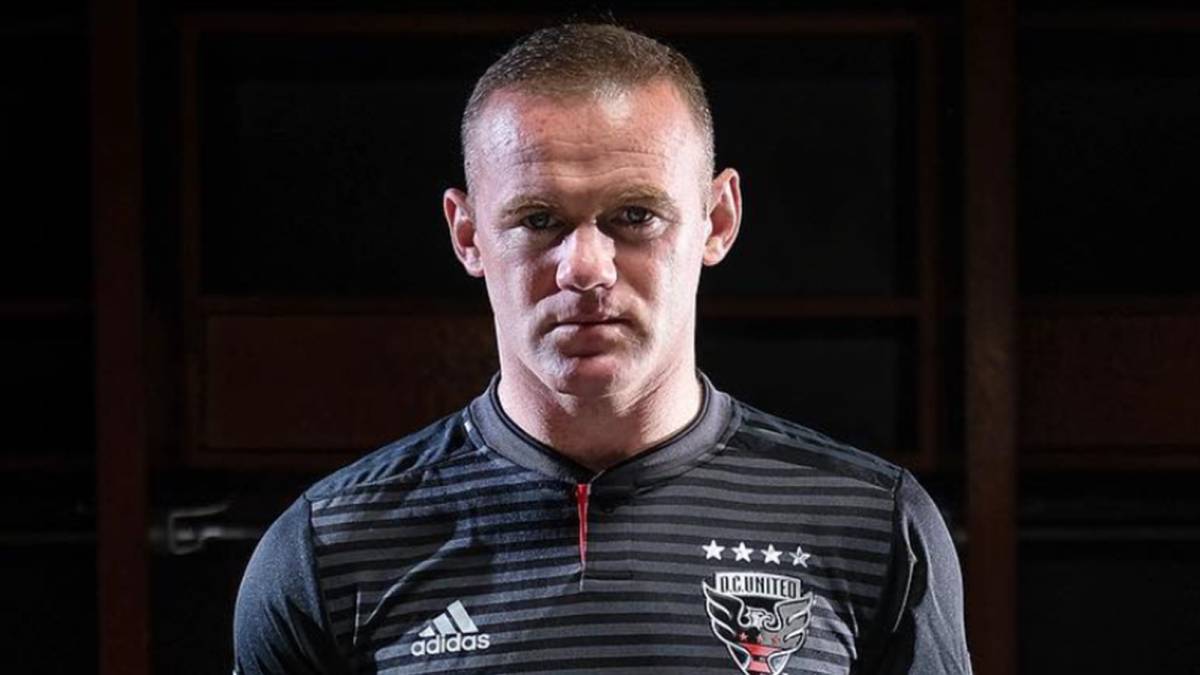 El futbolista inglés Wayne Rooney posando con la camiseta del D.C. United. Foto Instagram @dcunited