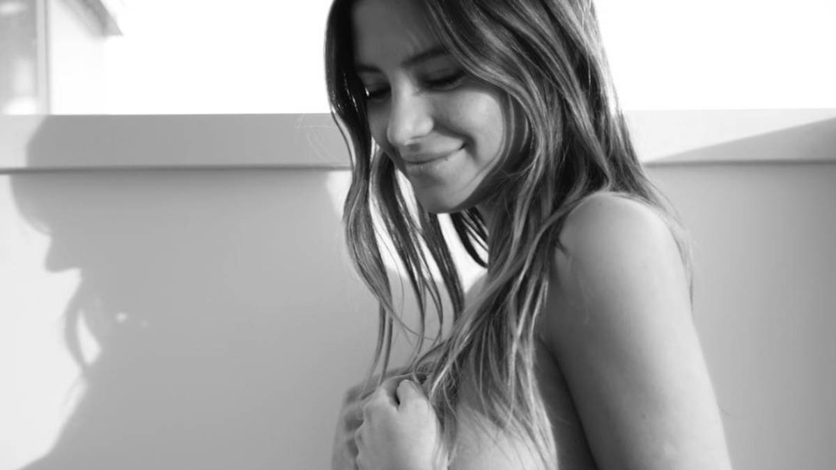 La novia de Chicharito, en topless para mostrar la evolución de su embarazo