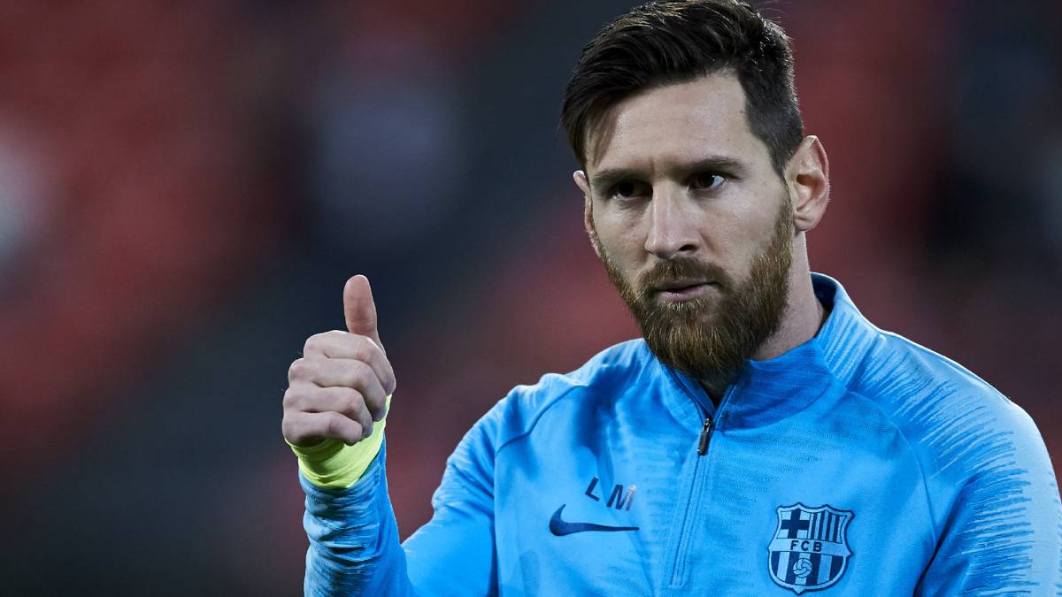 Lionel Messi haciendo la señal de ok durante el calentamiento previo al partido del FC Barcelona frente al Athletic en San Mamés el 10 de febrero de 2019. FOTO: Ion Alcoba Beitia/©GTRESONLINE