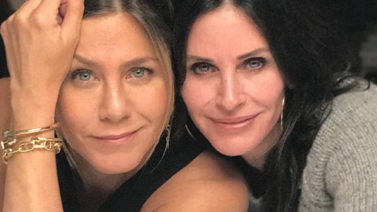 Aterrizaje forzoso de un avión en el que viajaban Jennifer Aniston y Courteney Cox