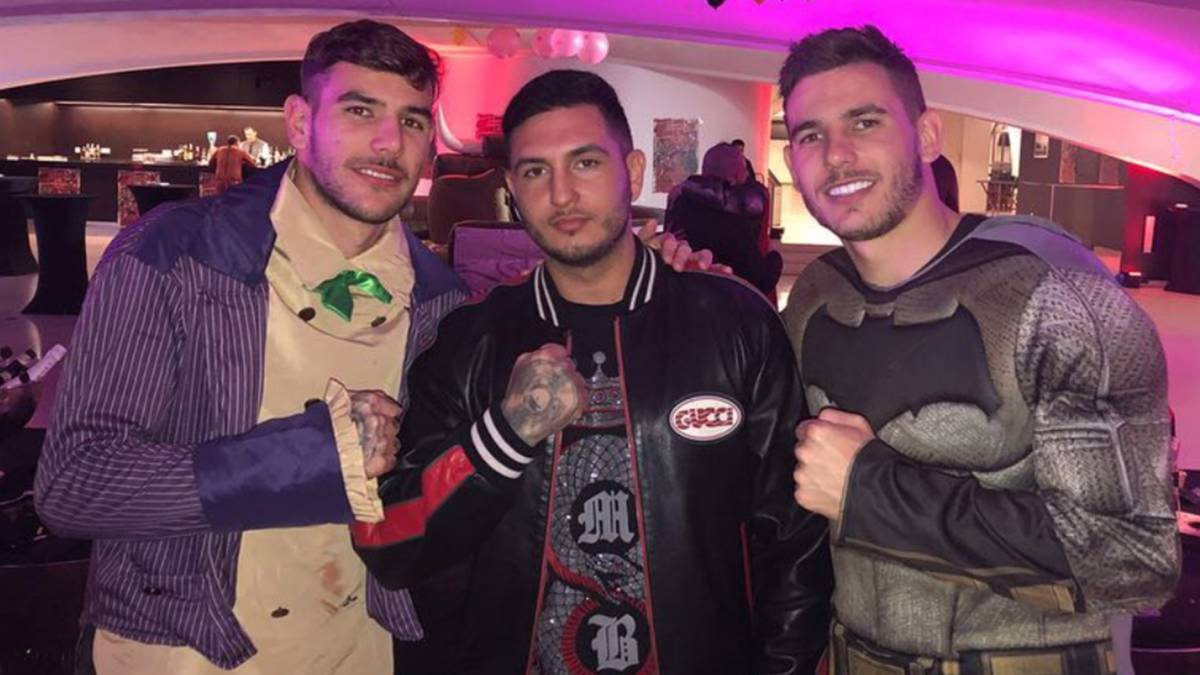 El cantante Omar Montes entre los futbolistas Theo Hernández y Lucas Hernández en la fiesta de disfraces por el 23º cumpleaños de Lucas. Foto Instagram @omarmontesofficial