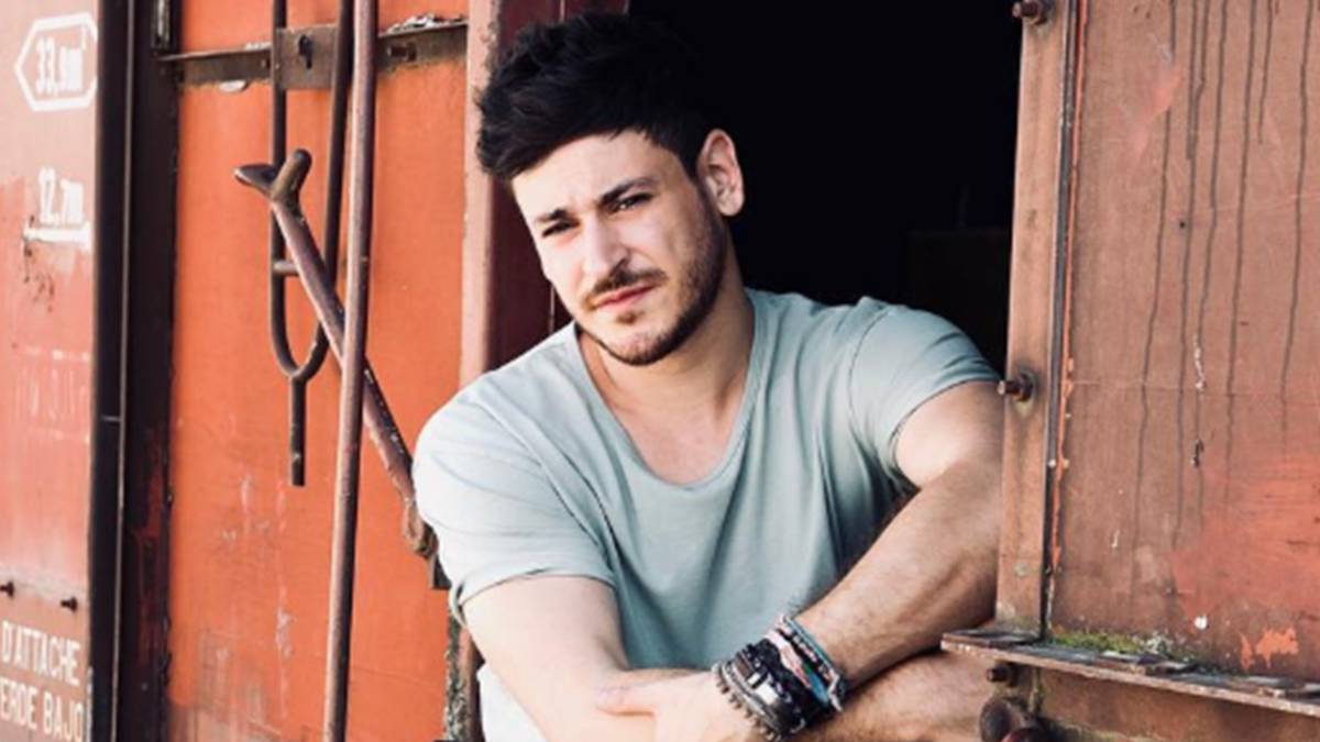 El cantante Luis Cepeda, exconcursante de Operación Triunfo 2017, posando en un tren antiguo.. Foto Instagram @cepeda