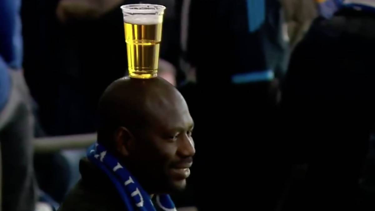 Un fan del Schalke, protagonista del partido por su habilidad con la cerveza